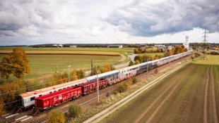 Ein historisches Foto: Inzwischen wurden die abgestellten Waggons nach Brunn-Maria Enzersdorf ...