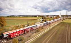 Ein historisches Foto: Inzwischen wurden die abgestellten Waggons nach Brunn-Maria Enzersdorf ...