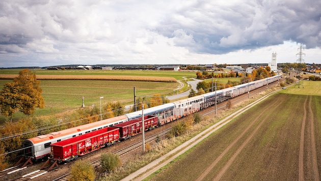 Ein historisches Foto: Inzwischen wurden die abgestellten Waggons nach Brunn-Maria Enzersdorf ...