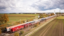 Ein historisches Foto: Inzwischen wurden die abgestellten Waggons nach Brunn-Maria Enzersdorf ...