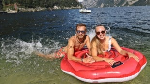 Im Traunsee brauchen Schwimmer derzeit noch Mut.
