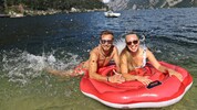 Im Traunsee brauchen Schwimmer derzeit noch Mut.