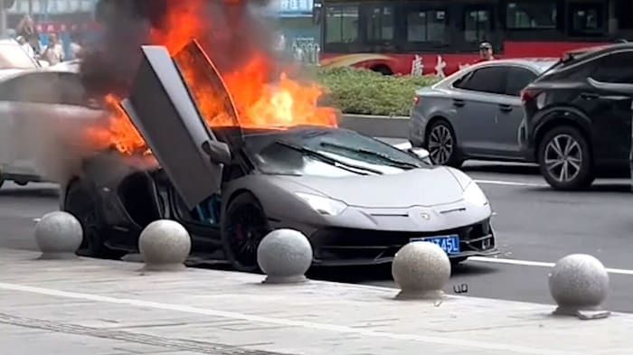 Der Millionen-Lambo wurde Opfer der Flammen – Schuld war wohl der Fahrer selbst.