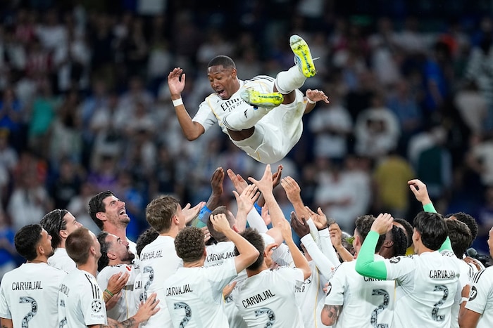 Die Mitspieler von Real Madrid verabschiedeten David Alaba auf dem Platz mit großen Emotionen ...