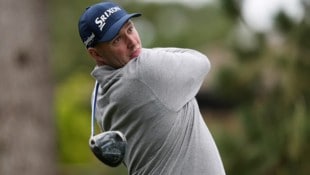 Golfer Sepp Straka schlägt in Kitzbühel ab.
