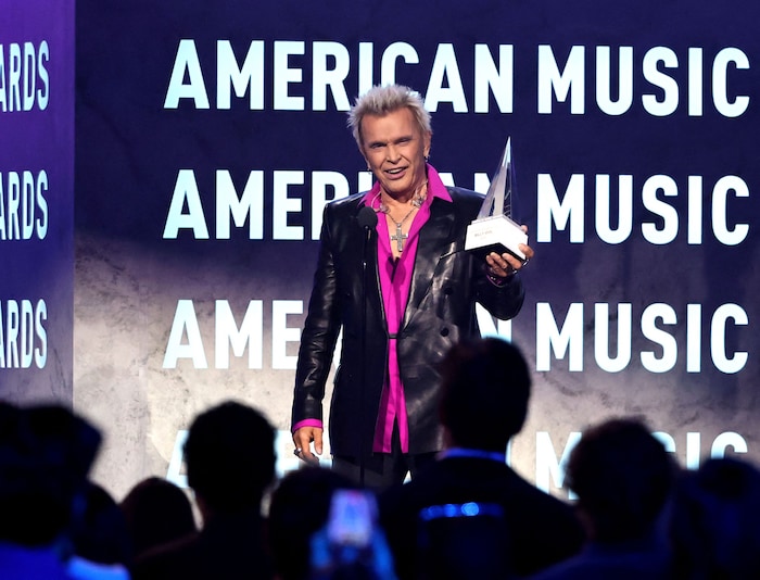 Billy Idol mit dem American Music Awards für sein Lebenswerk