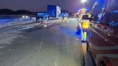 Frühmorgendliche Aufräumarbeiten für die Feuerwehr nach einem schweren Verkehrsunfall auf der ...