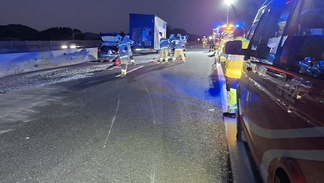 Frühmorgendliche Aufräumarbeiten für die Feuerwehr nach einem schweren Verkehrsunfall auf der ...