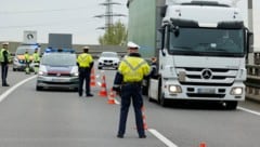 Polizisten zogen einen Risiko-Lenker aus dem Verkehr (Symbolbild)