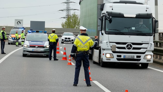 Polizisten zogen einen Risiko-Lenker aus dem Verkehr (Symbolbild)