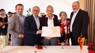 Martin Ivancsics (Mitte) mit Ehefrau Gerlinde, Bürgermeister Ivan Grujic, Landeshauptmann Hans ...