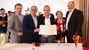 Martin Ivancsics (Mitte) mit Ehefrau Gerlinde, Bürgermeister Ivan Grujic, Landeshauptmann Hans ...