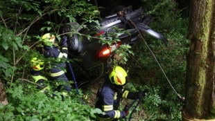 Der Wagen wurde von der Feuerwehr gegen weiteres Abstürzen gesichert