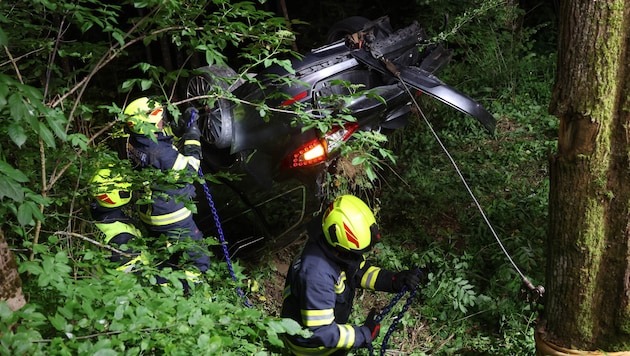 Der Wagen wurde von der Feuerwehr gegen weiteres Abstürzen gesichert