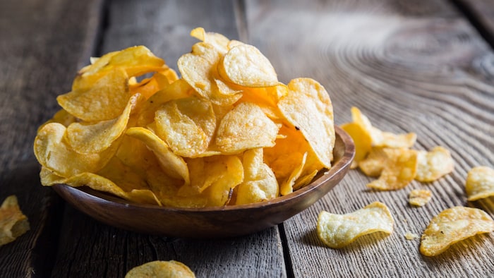 Chips von Lorenz kosten in Österreich fast doppelt so viel wie in Deutschland. (Symbolbild)