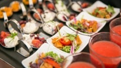 Exotisches Essen am Buffet kann Beschwerden im Darm hervorrufen oder verstärken.