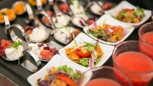 Exotisches Essen am Buffet kann Beschwerden im Darm hervorrufen oder verstärken.