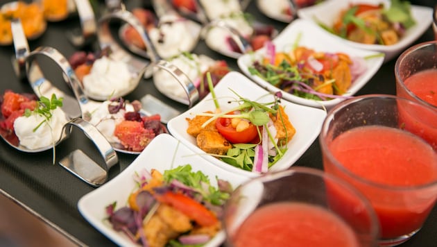 Exotisches Essen am Buffet kann Beschwerden im Darm hervorrufen oder verstärken.