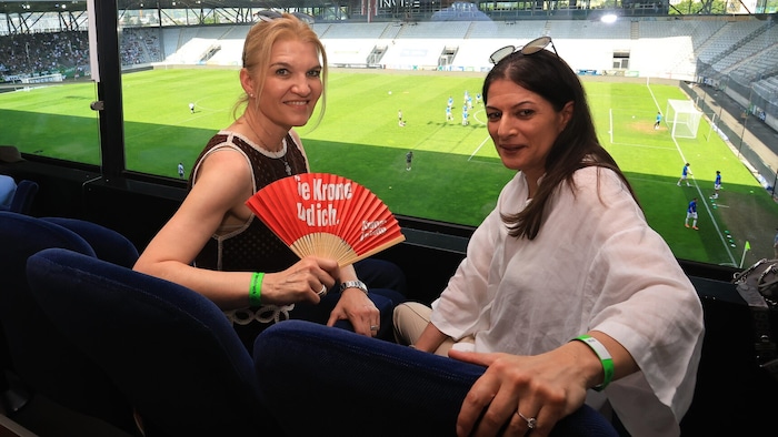 Claudia Meinert und Claudia Hofherr genossen die Plätze in der „Krone“-Box.
