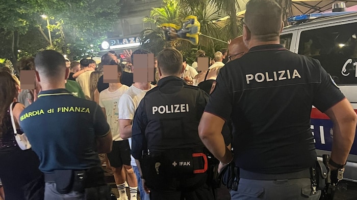 SIG-Polizist Martin im Einsatz als „Verbindungsbeamter“ zwischen Partygast und den ...