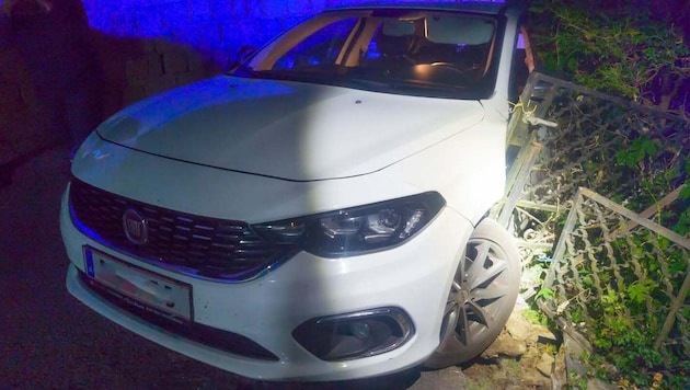Der Wagen blieb beim Unfall im Gartenzaun hängen