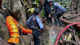 Die Rettungskräfte versuchen in die Höhle vorzudringen.