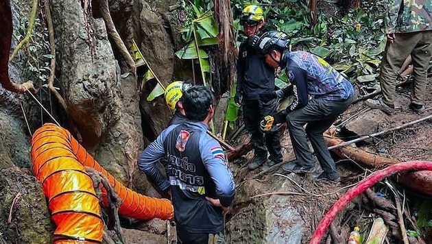 Die Rettungskräfte versuchen in die Höhle vorzudringen.