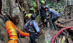 Die Rettungskräfte versuchen in die Höhle vorzudringen.