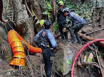 Die Rettungskräfte versuchen in die Höhle vorzudringen.