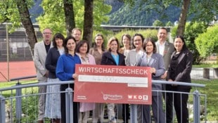 Die symbolische Scheckübergabe mit den Vertretern der Schulen ging im Lehrhotel Rätia am ...