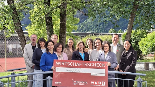 Die symbolische Scheckübergabe mit den Vertretern der Schulen ging im Lehrhotel Rätia am ...