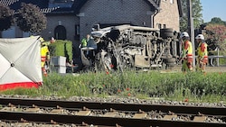 Insgesamt neun Personen befanden sich zum Unfallzeitpunkt in diesem Fahrzeug.