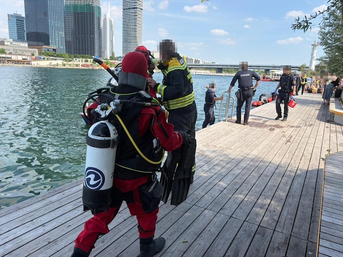 Taucher suchten nach der vermisst gemeldeten Person im Wasser.