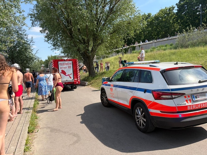 Zahlreiche Rettungskräfte rückten zur Unfallstelle am Pier 22 aus.