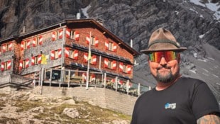 Der Wiener Hüttenwirt Rene Häfner vor der Karlsbaderhütte in den Lienzer Dolomiten.
