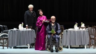 Probenfoto: Morgane Heyse und Michael Wagner in Hauptrollen, im Hintergrund Klaus Müller-Beck ...