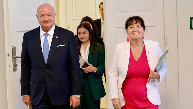 Bundeskanzler Christian Stocker war bei Manuela Khom zu Gast in der STVP-Parteizentrale.