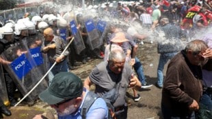 Am Dienstag demonstrierten in der Türkei mehr als tausend Menschen gegen das Erdoğan-Regime.