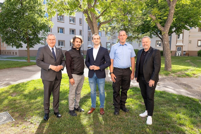Die Stadtvertreter Pfann (M.), Spenger (re.) und Dinhobl (li.) mit den Chefs des privaten ...