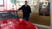 Michael Blihall vor dem ikonischen Jaguar von Jerry Cotton, den er nun zwei Bände lang in der ...
