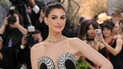 Anne Hathaway litt zehn Jahre lang an einem früh einsetzenden grauen Star. Still und heimlich ...