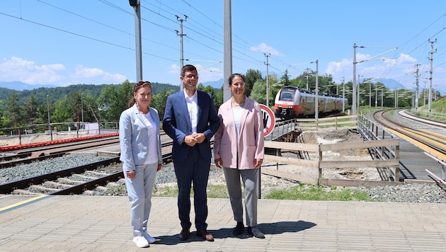 Die Züge fahren bereits über die künftige Bahnüberführung