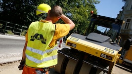 Bauarbeiter leiden stark unter extremer Hitze, auch andere brauchen Schutz.