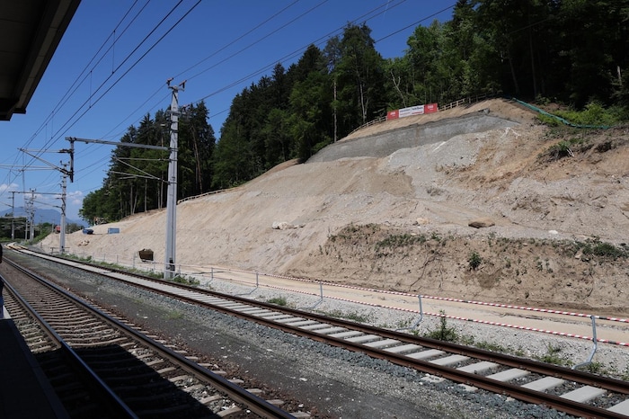 Die Landesstraße führt künftig nördlich der Bahnstrecke