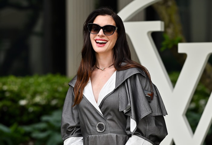 Anne Hathaway hat nach ihrer geheimen OP wieder gut lachen, denn endlich sieht sie alles, was um ...