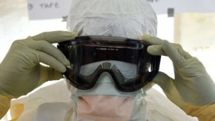 Impfstoff fehlt, Straßen blockiert, Krankenhäuser zerstört – Ebola breitet sich aus.