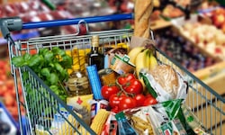 Zwischen den Regalen in Lebensmittelmärkten und auch an den Zapfsäulen sind für Konsumenten die ...