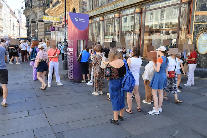 Touristen schätzen die Abkühlung an Trinkbrunnen.
