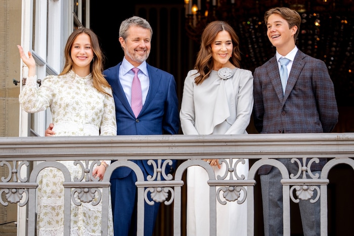 König Frederik ließ sich von seinen Zwillingen und Ehefrau Mary feiern. Nach dem offiziellen ...
