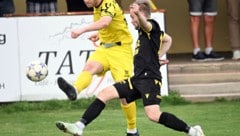 Launsdorfs Lukas Pietsch (li.) im Duell mit Hubert Kothmaier